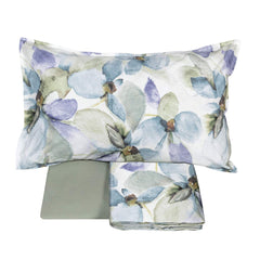 Lenzuolo copriletto matrimoniale Fazzini Trasparenze, in percalle di puro cotone. Il completo lenzuola Trasparenze ricrea, tramite la tecnica dell'acquerello, una luminosa fantasia floreale sui toni del verde e dell'azzurro. La fantasia è presente sulla faccia superiore delle federe a 4 volanini e sul lenzuolo di sopra. Anche la balza del lenzuolo di sopra è stampata, essendo un lenzuolo copriletto. Il resto del completo è il percalle di cotone tinta unita verde.