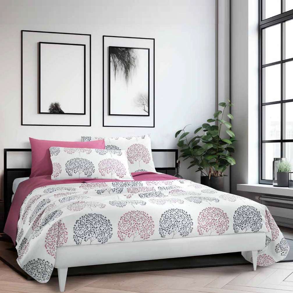 Lenzuolo Copriletto matrimoniale Life in puro cotone. Disponibile nella misura per letto singolo e matrimoniale. Realizzato in Italia da Gabel.Il completo lenzuola Life presenta una moderna fantasia floreale in cui i fiori neri e fucsia spiccano sul fondo bianco. La stampa è presente sulle federe e sul lenzuolo superiore, mentre la balza è in tinta unita fucsia/viola. Il lenzuolo con angoli presenta una fantasia con puntini neri su fondo bianco