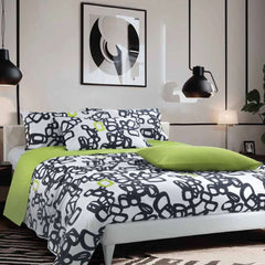 Lenzuolo Copriletto matrimoniale Party in puro cotone. Realizzato in Italia da Gabel.Il completo lenzuola Party presenta una fantasia moderna in cui elementi geometrici verdi spiccano sul fondo geometrico bianco e nero. Variante lime verde. La stampa è presente sulle federe e sul lenzuolo superiore, mentre la balza è in tinta unita. Il lenzuolo con angoli presenta una fantasia con puntini neri su fondo bianco