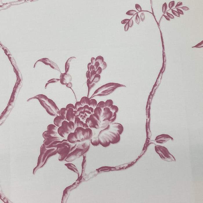 Lenzuolo Copriletto matrimoniale Lea, in freschissimo percalle di puro cotone. Realizzato in Italia da Somma.Il completo lenzuola Lea è caratterizzato da una delicata fantasia floreale. Fantasia con fiori rossi e fondo rosa chiaro. La stampa è presente sulle federe e sul lenzuolo superiore, compresa la balza. Il lenzuolo con angoli è in falso unito.