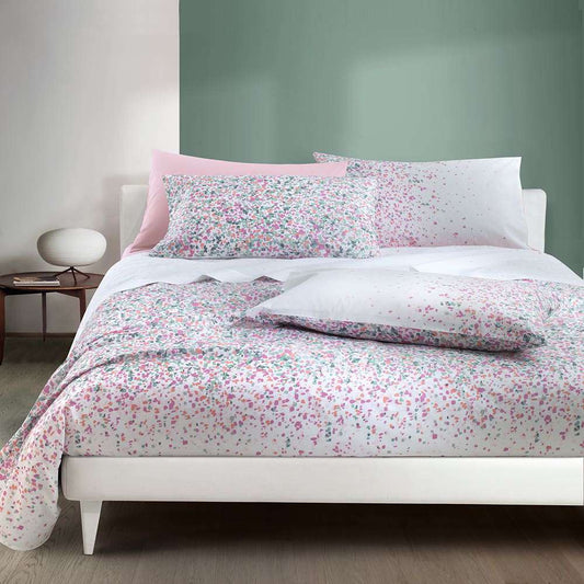 Lenzuolo Copriletto matrimoniale Portland in puro cotone. Disponibile nella misura per letto singolo, piazza e mezza e matrimoniale. Realizzato in Italia da Gabel.Il completo lenzuola Portland presenta una fantasia allegra e vivace in diverse varianti di colore: quarzo (rosa), oceano (azzurro) e zenzero (verde-arancio)La stampa è presente sulle federe e sul lenzuolo superiore, compresa la balza. Il lenzuolo con angoli è in tinta unita.Le lenzuola copriletto Gabel sono l'ideale per la stagione estiva e ti pe