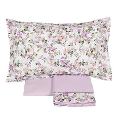 Completo lenzuola matrimoniale Fazzini Corolle, in percalle di puro cotone. La fantasia Corolle, romantica e sensoriale, porta in camera da letto il profumo inebriante delle più belle fioriture nelle varie sfumature del rosa. Le federe a 4 volanini e la balza del lenzuolo di sopra sono in percalle di cotone stampato in digitale. Il resto del completo è in percalle di cotone colore lilla/glicine
