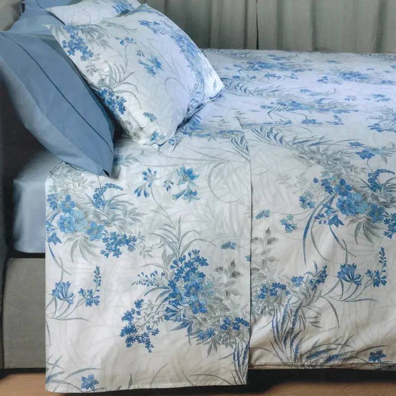 Completo lenzuola matrimoniale Fazzini Cricket, in percalle di puro cotone. . Colore azzurro. Il lenzuolo Cricket presenta una delicata fantasia floreale, presente sulle federe e sulla faccia superiore del lenzuolo di sopra, entrambi in percalle di puro cotone. Il lenzuolo con angoli è in percalle tinta unita color azzurro carta da zucchero.