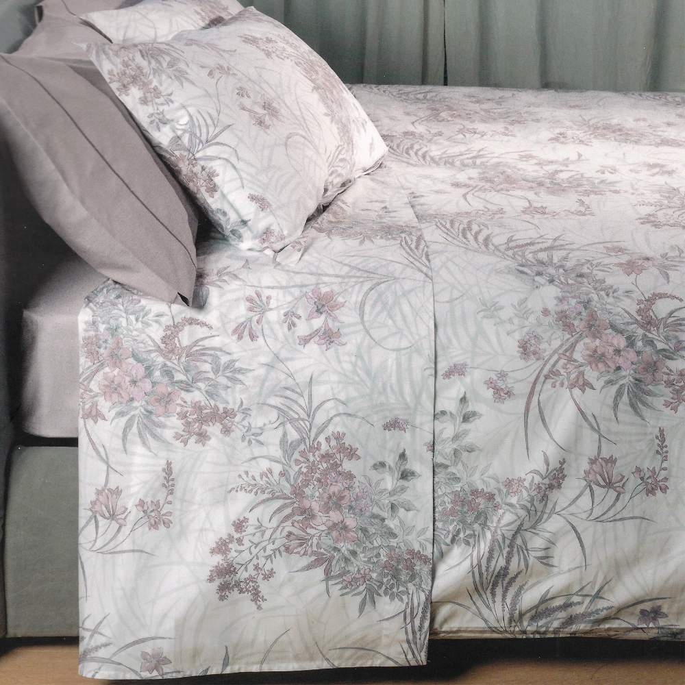 Completo lenzuola Fazzini Cricket, in percalle di puro cotone. Disponibile per letto singolo e matrimoniale. Colore rosa. Il lenzuolo Cricket presenta una delicata fantasia floreale, presente sulle federe e sulla faccia superiore del lenzuolo di sopra, entrambi in percalle di puro cotone. Il lenzuolo con angoli è in percalle tinta unita color rosa.