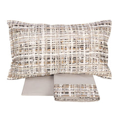 Completo lenzuola matrimoniale Fazzini Coco, in percalle di puro cotone. Il completo lenzuola Coco presenta una moderna fantasia geometrica nei toni freddi del grigio/tortora (var. neutri). Le federe e la balza del lenzuolo di sopra sono in percalle di puro cotone stampato. Il resto del completo è in percalle di cotone tinta unita.