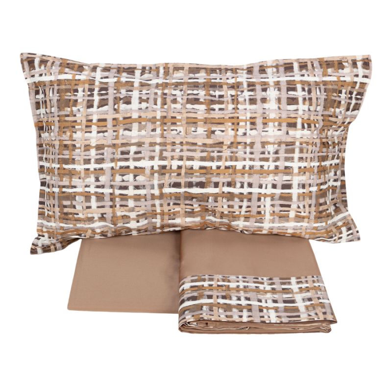 Completo lenzuola matrimoniale Fazzini Coco, in percalle di puro cotone. Il completo lenzuola Coco presenta una moderna fantasia geometrica nei toni caldi del tortora/corteccia Le federe e la balza del lenzuolo di sopra sono in percalle di puro cotone stampato. Il resto del completo è in percalle di cotone tinta unita.