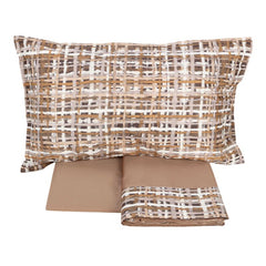 Completo lenzuola matrimoniale Fazzini Coco, in percalle di puro cotone. Il completo lenzuola Coco presenta una moderna fantasia geometrica nei toni caldi del tortora/corteccia Le federe e la balza del lenzuolo di sopra sono in percalle di puro cotone stampato. Il resto del completo è in percalle di cotone tinta unita.