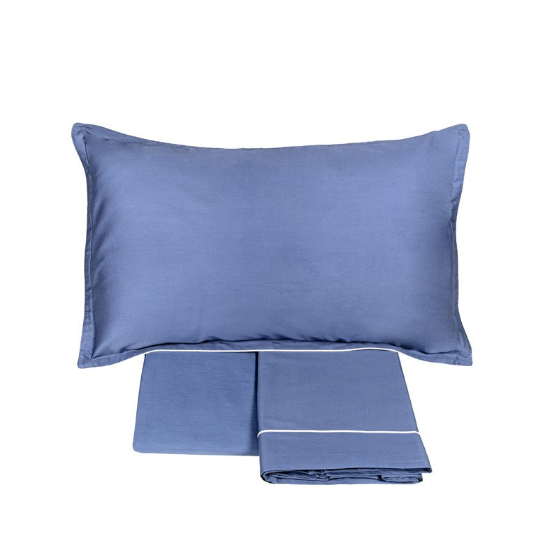 Completo lenzuola matrimoniale Fazzini Deal, in raso di puro cotone tinta unita. Colore di fondo azzurro carta da zucchero, bordi bianchi