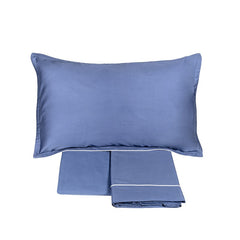 Completo lenzuola matrimoniale Fazzini Deal, in raso di puro cotone tinta unita. Colore di fondo azzurro carta da zucchero, bordi bianchi