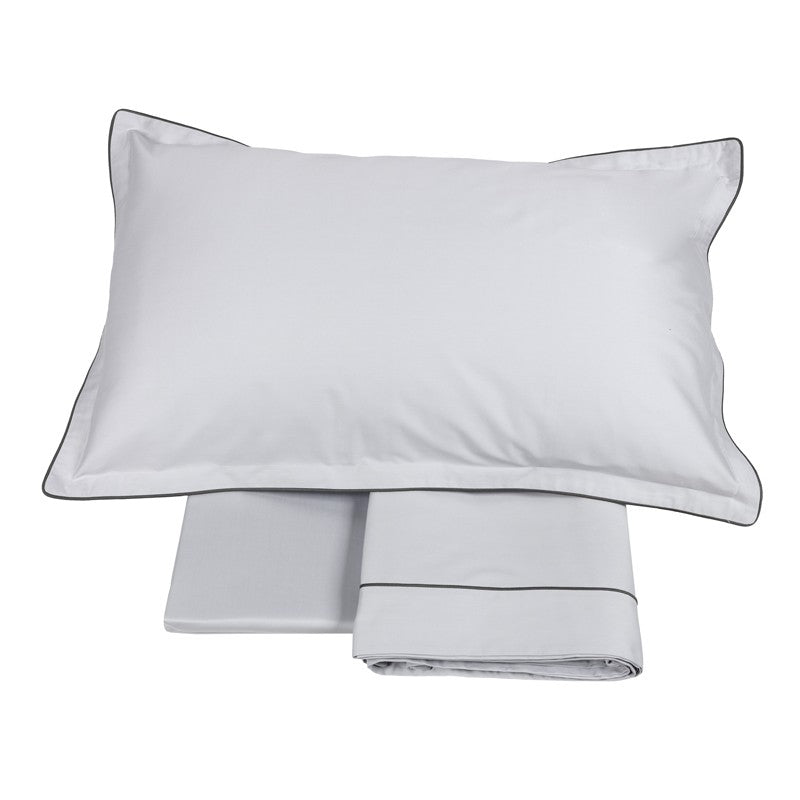 Completo lenzuola matrimoniale Fazzini Deal, in raso di puro cotone tinta unita. Colore di fondo grigio perla, bordi bianchi