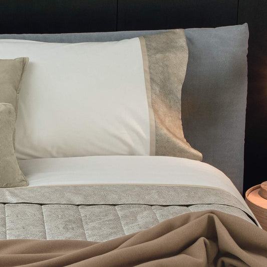 completo lenzuola in flanella fazzini Galuchat. Tinta unita con bordi fantasia stile Borbonese. Colore torrone beige.