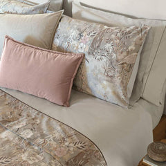 Completo lenzuola matrimoniale Fazzini Giardini d'Oriente, in pregiato percalle e raso di puro cotone. La collezione Giardini d'Oriente presenta una romantica fantasia floreale che ricorda i tessuti pregiati di fine Ottocento. Sul raso di cotone prendono vita rami in fiore e affascinanti uccelli dalle meravigliose piume. Colore grigio. La fantasia è presente sulla faccia superiore delle federe e sulla balza del lenzuolo di sopra, in raso di cotone. Il resto del completo è in percalle di cotone tinta unita.