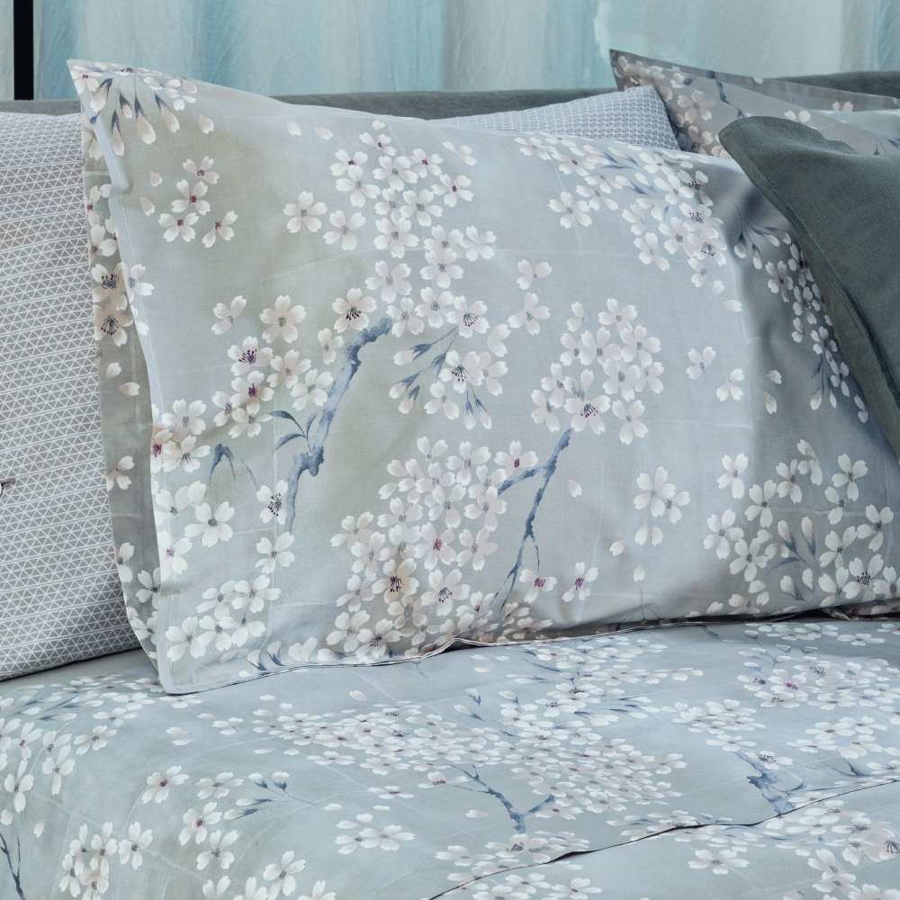 Completo lenzuola matrimoniale Fazzini Kimono in flanella di puro cotone. Fantasia floreale con fiorellini chiari su fondo grigio.