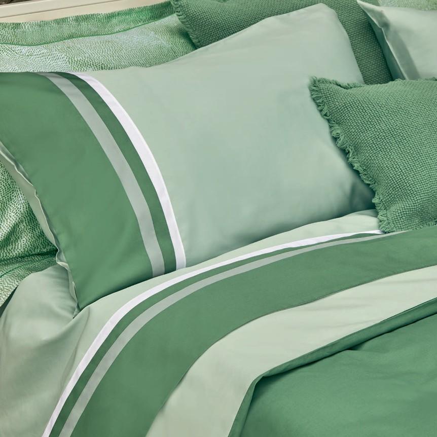 Completo lenzuola matrimoniale Fazzini Kubric in raso di cotone. Colore verde. Tinta unita con fasce in varie tonalità di verde