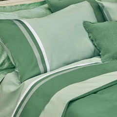 Completo lenzuola matrimoniale Fazzini Kubric in raso di cotone. Colore verde. Tinta unita con fasce in varie tonalità di verde
