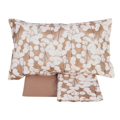 Completo lenzuola matrimoniale Fazzini Lunaria, in percalle di puro cotone. Il completo lenzuola Lunaria presenta una fantasia floreale dallo stile moderno, con fiori chiari su fondo tortora/cammello. La fantasia è presente sulla faccia superiore delle federe e sul lenzuolo di sopra. Il resto del completo è in percalle di cotone tinta unita