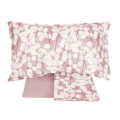 Completo lenzuola matrimoniale Fazzini Lunaria in percalle di cotone. Fantasia floreale moderna, con fiori chiari su fondo rosa.