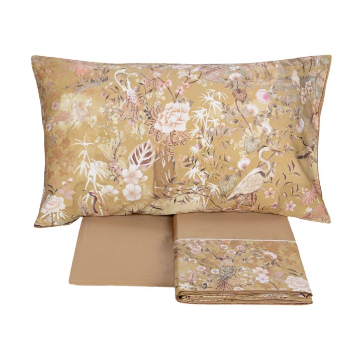 Completo lenzuola matrimoniale Fazzini Giardini d'Oriente, in pregiato percalle e raso di puro cotone. La collezione Giardini d'Oriente presenta una romantica fantasia floreale che ricorda i tessuti pregiati di fine Ottocento. Sul raso di cotone prendono vita rami in fiore e affascinanti uccelli dalle meravigliose piume. Colore tortora. La fantasia è presente sulla faccia superiore delle federe e sulla balza del lenzuolo di sopra, in raso di cotone. Il resto del completo è in percalle di cotone tinta unita.