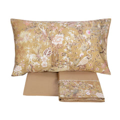 Completo lenzuola matrimoniale Fazzini Giardini d'Oriente, in pregiato percalle e raso di puro cotone. La collezione Giardini d'Oriente presenta una romantica fantasia floreale che ricorda i tessuti pregiati di fine Ottocento. Sul raso di cotone prendono vita rami in fiore e affascinanti uccelli dalle meravigliose piume. Colore tortora. La fantasia è presente sulla faccia superiore delle federe e sulla balza del lenzuolo di sopra, in raso di cotone. Il resto del completo è in percalle di cotone tinta unita.