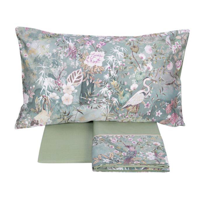 Completo lenzuola matrimoniale Fazzini Giardini d'Oriente, in pregiato percalle e raso di puro cotone. La collezione Giardini d'Oriente presenta una romantica fantasia floreale che ricorda i tessuti pregiati di fine Ottocento. Sul raso di cotone prendono vita rami in fiore e affascinanti uccelli dalle meravigliose piume. Colore verde. La fantasia è presente sulla faccia superiore delle federe e sulla balza del lenzuolo di sopra, in raso di cotone. Il resto del completo è in percalle di cotone tinta unita.