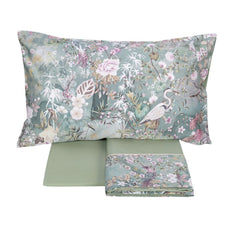 Completo lenzuola matrimoniale Fazzini Giardini d'Oriente, in pregiato percalle e raso di puro cotone. La collezione Giardini d'Oriente presenta una romantica fantasia floreale che ricorda i tessuti pregiati di fine Ottocento. Sul raso di cotone prendono vita rami in fiore e affascinanti uccelli dalle meravigliose piume. Colore verde. La fantasia è presente sulla faccia superiore delle federe e sulla balza del lenzuolo di sopra, in raso di cotone. Il resto del completo è in percalle di cotone tinta unita.