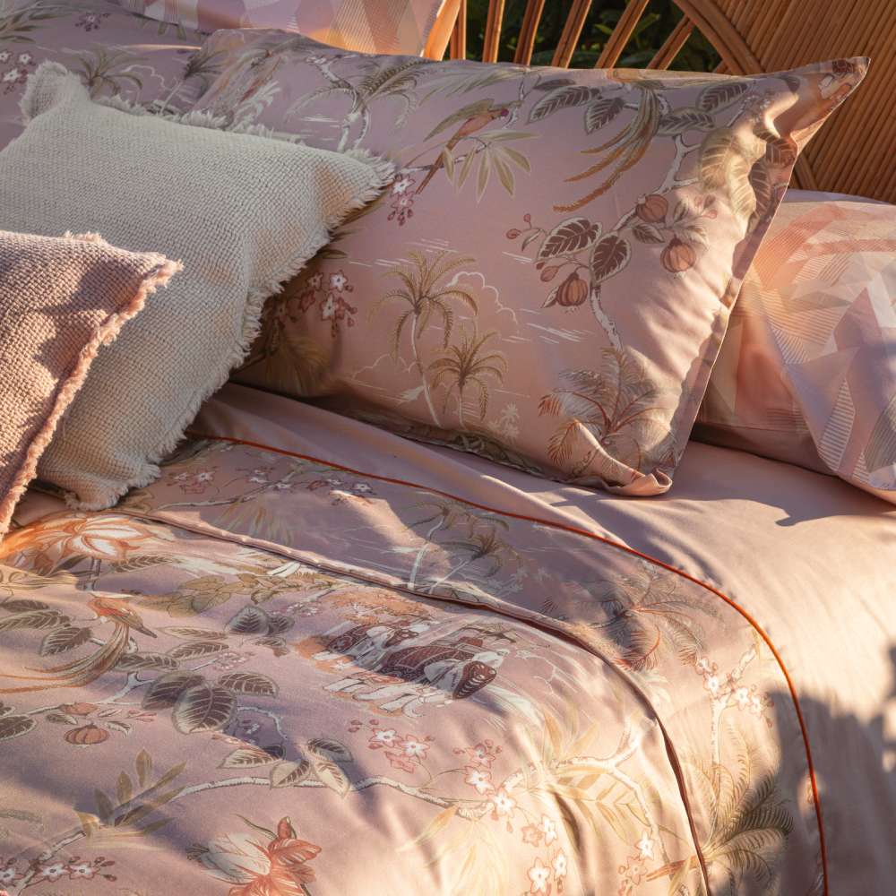 Completo lenzuola matrimoniale Fazzini Oriental Dream, in pregiato percalle e raso di puro cotone. Nella collezione Oriental Dream, Fazzini attinge da un mondo seducente ed esotico, creando una romantica fantasia floreale. I colori leggermente soffusi e rarefatti rivelano una meravigliosa natura incontaminata che decora le federe e la balza del lenzuolo. Colore rosa. Le federe e la balza del lenzuolo di sopra sono in raso di puro cotone. Il resto del completo è in percalle di cotone tinta unita.