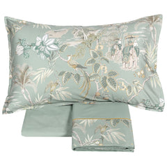 Completo lenzuola matrimoniale Fazzini Oriental Dream, in percalle e raso di puro cotone. Nella collezione Oriental Dream, Fazzini attinge da un mondo seducente ed esotico, creando una romantica fantasia floreale. I colori leggermente soffusi e rarefatti rivelano una meravigliosa natura incontaminata che decora le federe e la balza del lenzuolo. Colore surf azzurro verde acqua. Le federe e la balza del lenzuolo di sopra sono in raso di puro cotone. Il resto del completo è in percalle di cotone tinta unita.