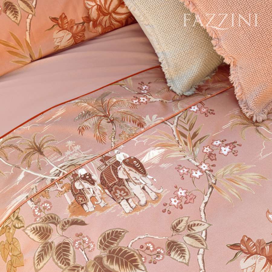 Completo lenzuola matrimoniale Fazzini Oriental Dream, in pregiato percalle e raso di puro cotone. Nella collezione Oriental Dream, Fazzini attinge da un mondo seducente ed esotico, creando una romantica fantasia floreale. I colori leggermente soffusi e rarefatti rivelano una meravigliosa natura incontaminata che decora le federe e la balza del lenzuolo. Colore rosa. Le federe e la balza del lenzuolo di sopra sono in raso di puro cotone. Il resto del completo è in percalle di cotone tinta unita.