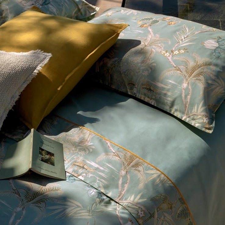 Completo lenzuola matrimoniale Fazzini Oriental Dream, in percalle e raso di puro cotone. Nella collezione Oriental Dream, Fazzini attinge da un mondo seducente ed esotico, creando una romantica fantasia floreale. I colori leggermente soffusi e rarefatti rivelano una meravigliosa natura incontaminata che decora le federe e la balza del lenzuolo. Colore surf azzurro verde acqua. Le federe e la balza del lenzuolo di sopra sono in raso di puro cotone. Il resto del completo è in percalle di cotone tinta unita.