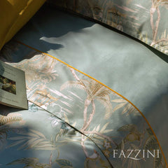 Completo lenzuola matrimoniale Fazzini Oriental Dream, in percalle e raso di puro cotone. Nella collezione Oriental Dream, Fazzini attinge da un mondo seducente ed esotico, creando una romantica fantasia floreale. I colori leggermente soffusi e rarefatti rivelano una meravigliosa natura incontaminata che decora le federe e la balza del lenzuolo. Colore surf azzurro verde acqua. Le federe e la balza del lenzuolo di sopra sono in raso di puro cotone. Il resto del completo è in percalle di cotone tinta unita.