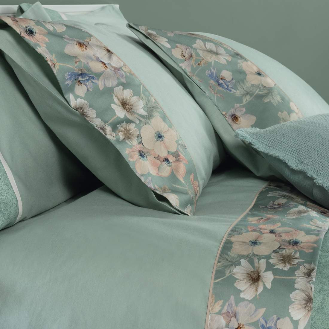 Completo lenzuola matrimoniale Fazzini Orticola, in flanella di cotone.
Romantica fantasia floreale colore celadon verde acqua