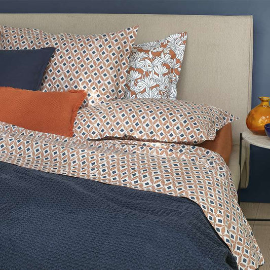 Completo lenzuola Fazzini Path, in puro cotone di ottima qualità. Disponibile nella misura per letto singolo, piazza e mezza e matrimoniale. Il completo lenzuola Path è caratterizzato da un'allegra fantasia geometrica colore copper arancione. Il lenzuolo con angoli è in tinta unita.