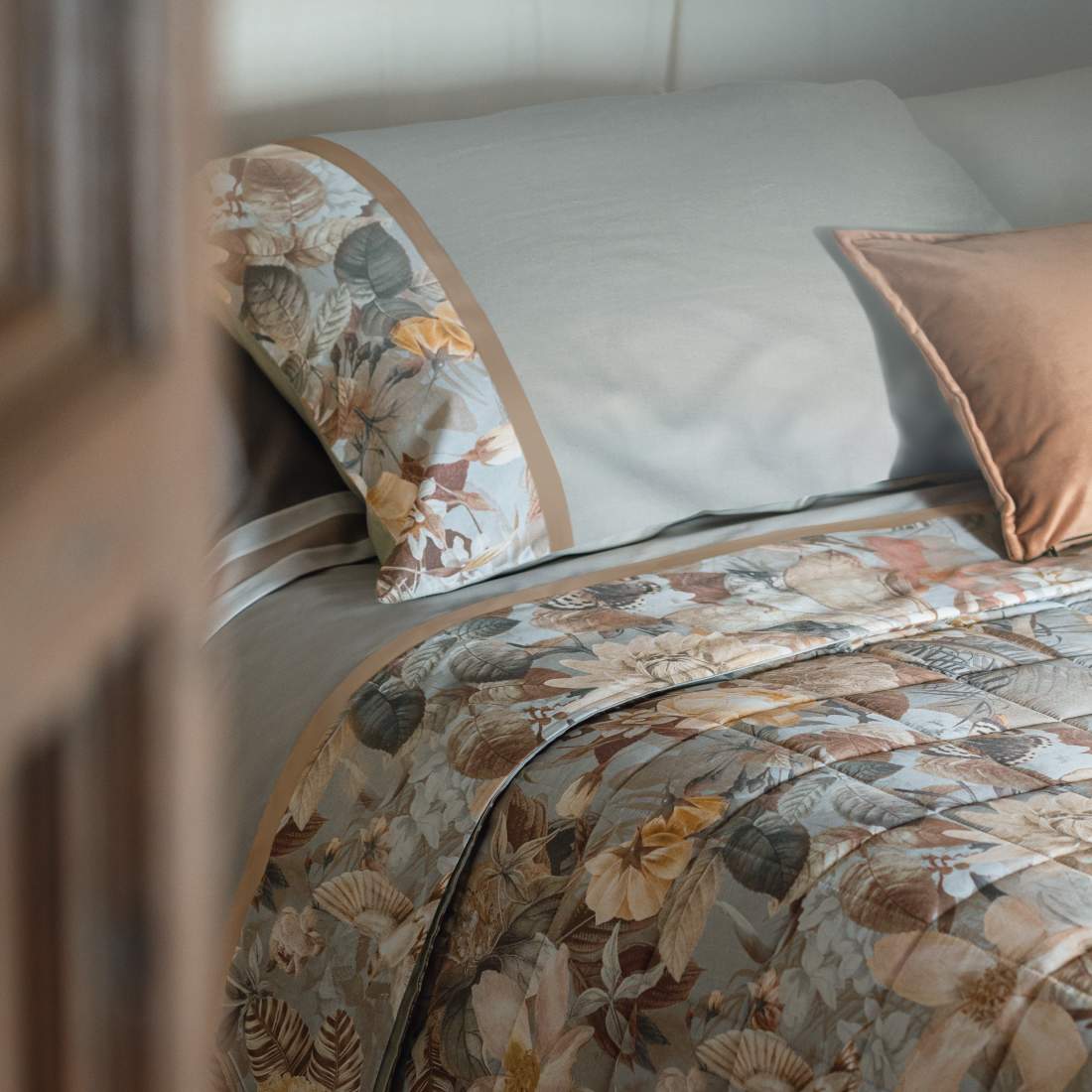 Completo lenzuola matrimoniale Fazzini Protea, in flanella di cotone. Fantasia floreale grigio betulla