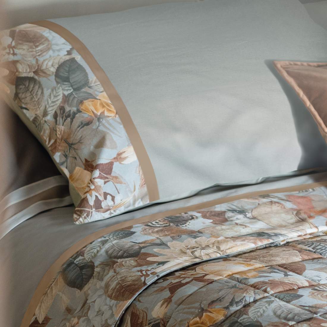 Completo lenzuola matrimoniale Fazzini Protea, in flanella di cotone. Fantasia floreale grigio betulla