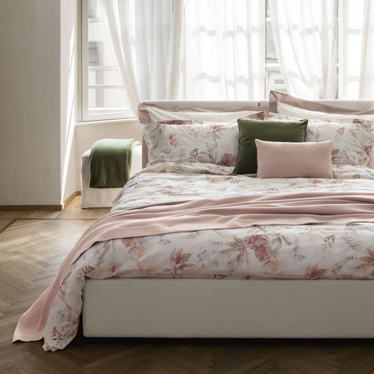 Completo lenzuola matrimoniale Fazzini Sambuco, in percalle di puro cotone. Il lenzuolo Sambuco si distingue per la deliziosa fantasia floreale con foglie di sambuco dai delicati toni rosa e tortora. Le federe e il lenzuolo di sopra sono in percalle di puro cotone stampato in digitale. Il lenzuolo con angoli è in percalle tinta unita verde