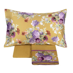 Completo lenzuola matrimoniale Fazzini Summer, in percalle e raso di puro cotone. La fantasia Summer è ispirata dalla bellezza del garofano. Il disegno romantico e vivido dei fiori decora le federe e la balza superiore del lenzuolo di sopra, entrambe in raso di cotone. Colore giallo ocra. La fantasia è presente sulla faccia superiore delle federe e sulla balza del lenzuolo di sopra, entrambe in raso di cotone. Il resto del completo è in percalle tinta unita ocra.