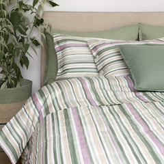 Completo lenzuola Fazzini Tobago, in puro cotone di ottima qualità. Disponibile nella misura per letto singolo, piazza e mezza e matrimoniale. Il completo lenzuola Tobago è caratterizzato da una vivace fantasia a righe sulle tonalità del verde. Il lenzuolo con angoli è in tinta unita.
