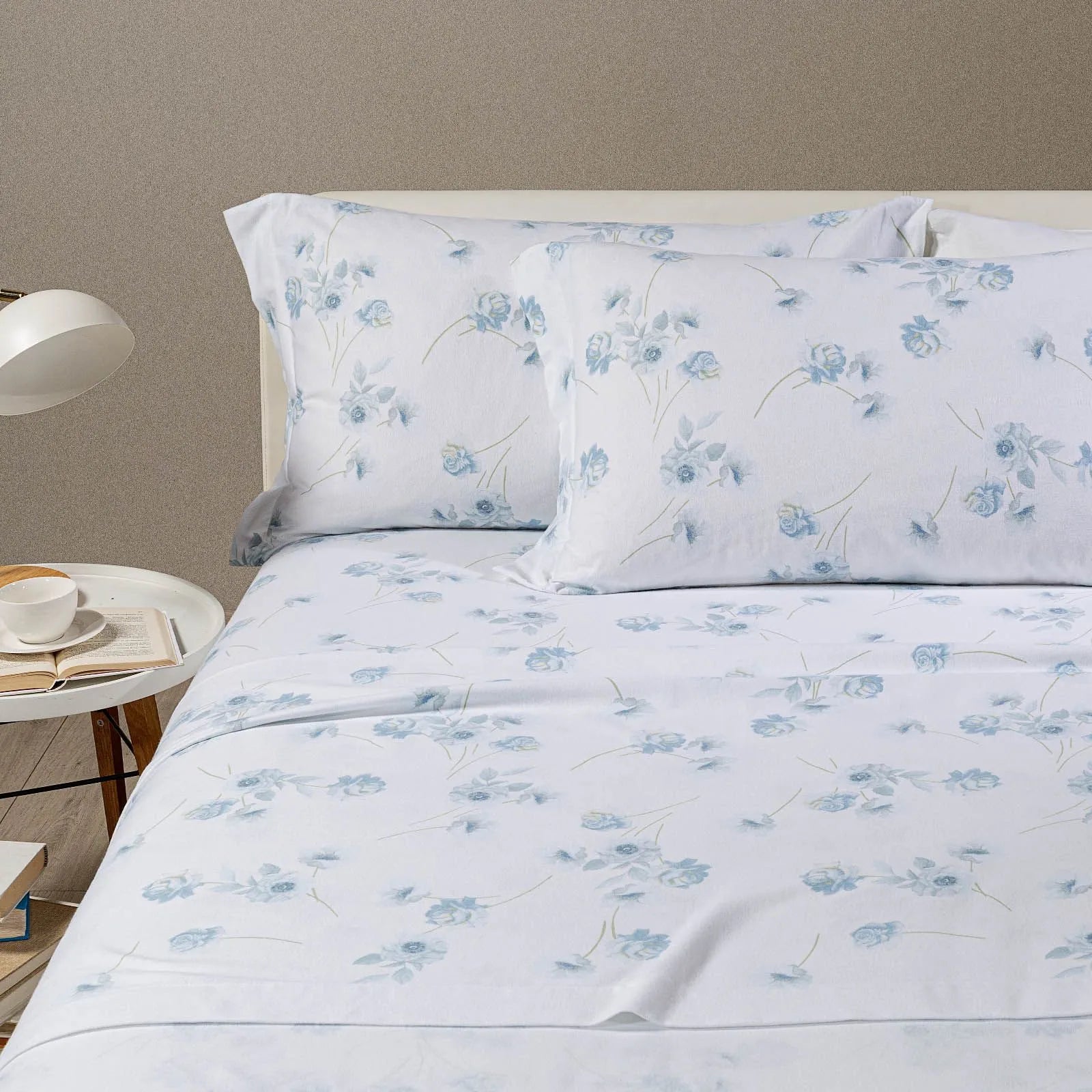 Completo lenzuola Caleffi Flores, in flanella di puro cotone. Fantasia con fiori celesti su fondo chiaro. Disponibile nella misura per letto singolo, piazza e mezza e matrimoniale maxi.