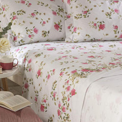 Completo lenzuola Caleffi Roseto in flanella di puro cotone, misura matrimoniale maxi. Le lenzuola in flanella Roseto presentano una delicata fantasia floreale con fiori corallo su fondo chiaro.