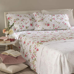 Completo lenzuola Caleffi Roseto in flanella di puro cotone, misura matrimoniale maxi. Le lenzuola in flanella Roseto presentano una delicata fantasia floreale con fiori corallo su fondo chiaro.