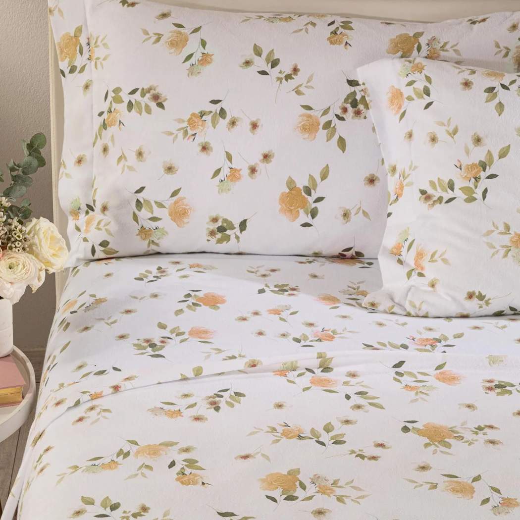 Completo lenzuola Caleffi Roseto in flanella di puro cotone, misura matrimoniale maxi. Le lenzuola in flanella Roseto presentano una delicata fantasia floreale con fiori ocra su fondo chiaro.