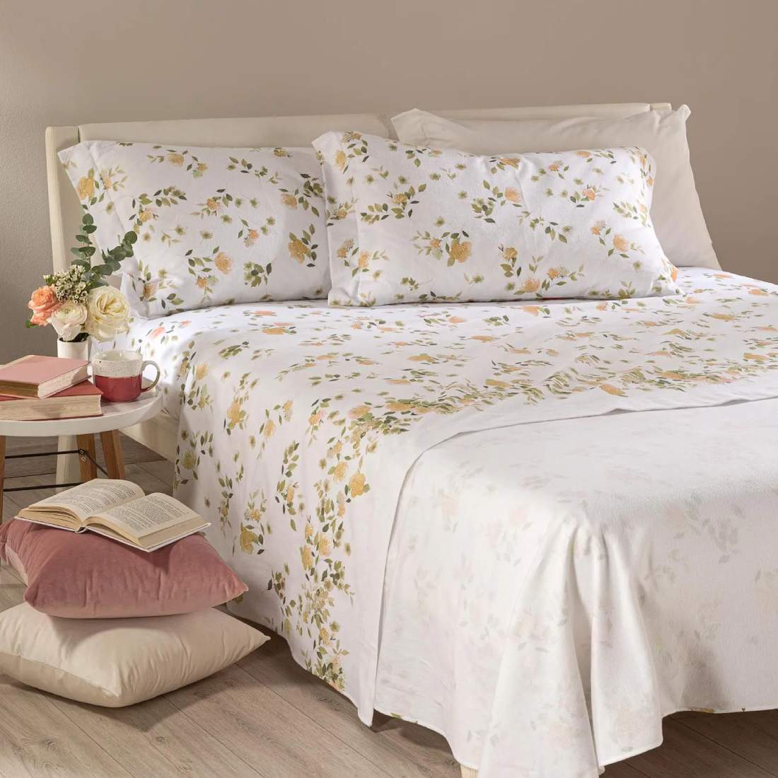 Completo lenzuola Caleffi Roseto in flanella di puro cotone, misura matrimoniale maxi. Le lenzuola in flanella Roseto presentano una delicata fantasia floreale con fiori ocra su fondo chiaro.