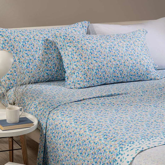 Completo lenzuola Caleffi Canada, in flanella di puro cotone. Fantasia geometrica stile mosaico colore bluette. Disponibile nella misura per letto singolo, piazza e mezza e francese (piazza e mezza maxi).