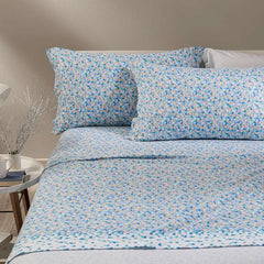 Completo lenzuola Caleffi Canada, in flanella di puro cotone. Fantasia geometrica stile mosaico colore bluette. Disponibile nella misura per letto singolo, piazza e mezza e francese (piazza e mezza maxi).