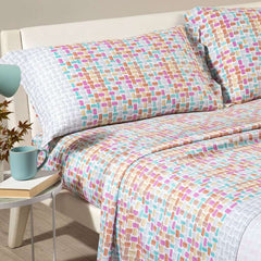 Completo lenzuola Caleffi Deva in flanella di puro cotone.
Fantasia moderna multicolore, variante orchidea.
Disponibile nella misura per letto singolo, piazza e mezza e matrimoniale maxi.