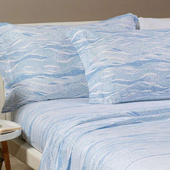 Completo lenzuola Caleffi Sky, in flanella di puro cotone. Fantasia moderna, con puntini che si uniscono a formare delle onde. Colore blu azzurro. Disponibile nella misura per letto singolo, piazza e mezza e matrimoniale maxi.