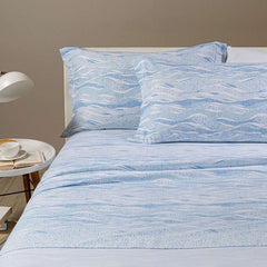 Completo lenzuola Caleffi Sky, in flanella di puro cotone. Fantasia moderna, con puntini che si uniscono a formare delle onde. Colore blu azzurro. Disponibile nella misura per letto singolo, piazza e mezza e matrimoniale maxi.