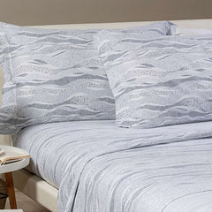 Completo lenzuola Caleffi Sky, in flanella di puro cotone. Fantasia moderna, con puntini che si uniscono a formare delle onde. Colore grigio. Disponibile nella misura per letto singolo, piazza e mezza e matrimoniale maxi.