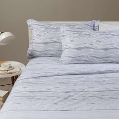 Completo lenzuola Caleffi Sky, in flanella di puro cotone. Fantasia moderna, con puntini che si uniscono a formare delle onde. Colore grigio. Disponibile nella misura per letto singolo, piazza e mezza e matrimoniale maxi.