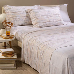 Completo lenzuola Caleffi Sky, in flanella di puro cotone. Fantasia moderna, con puntini che si uniscono a formare delle onde. Colore naturale beige tortora. Disponibile nella misura per letto singolo, piazza e mezza e matrimoniale maxi.